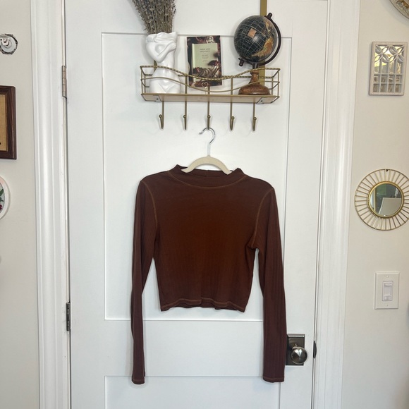 AE Long Sleeve Mock Neck w/ Ribbing detail - Picture 2 of 9